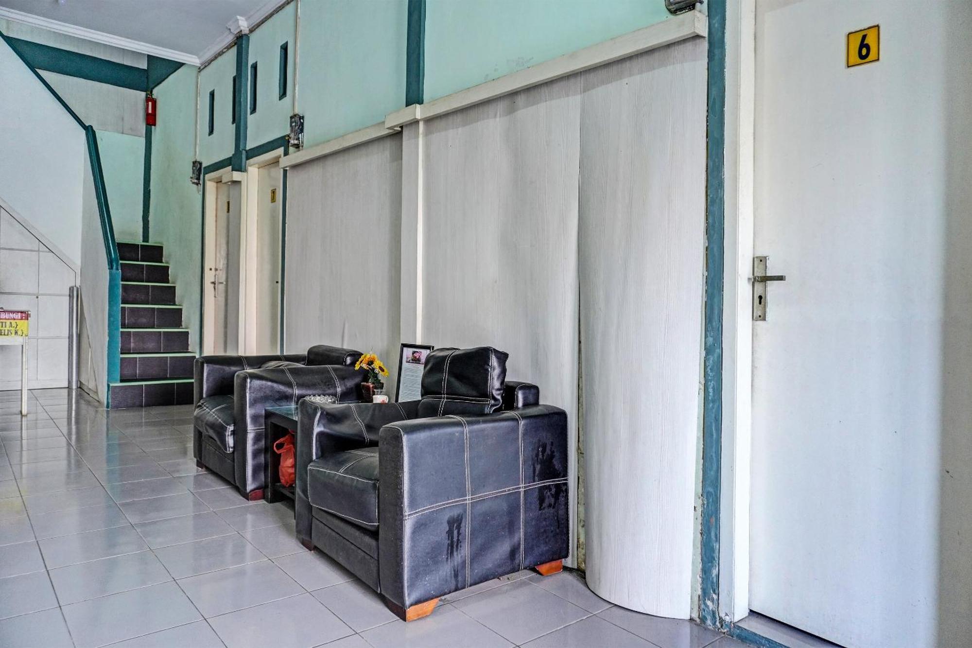 Oyo 91731 Home Stay Elis Cateliya Syariah Karawang Eksteriør billede