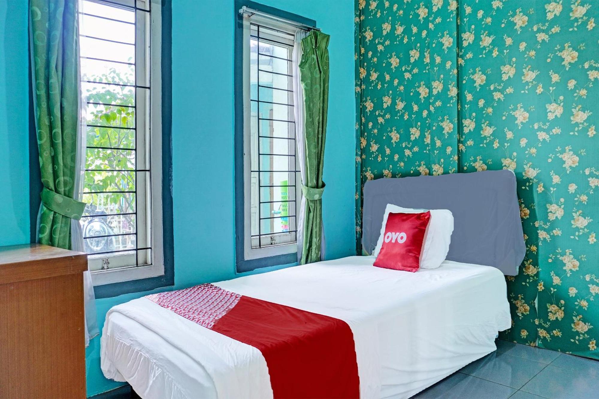 Oyo 91731 Home Stay Elis Cateliya Syariah Karawang Eksteriør billede