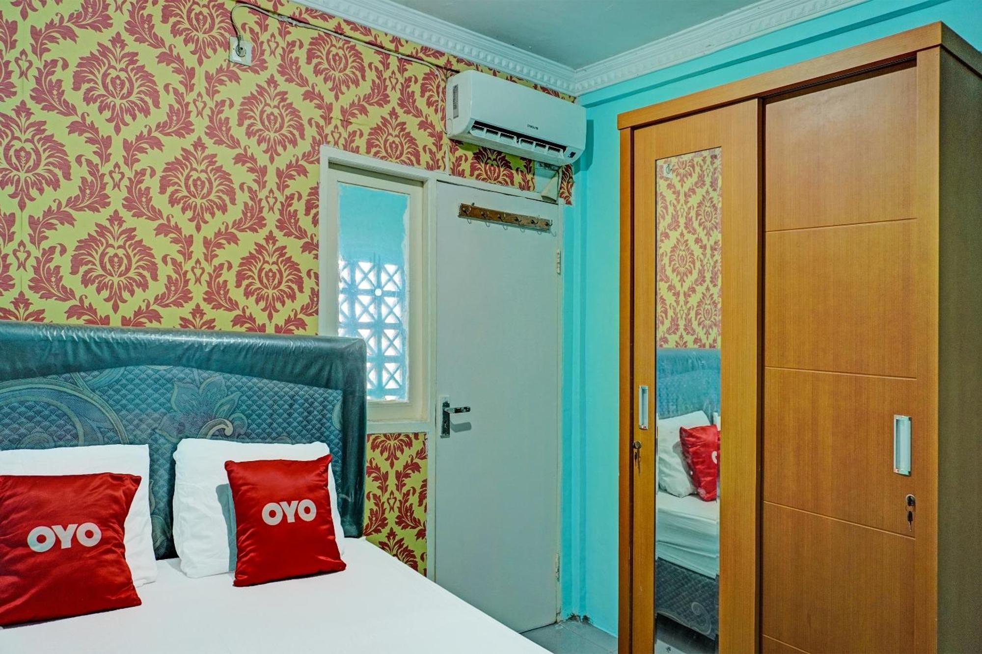 Oyo 91731 Home Stay Elis Cateliya Syariah Karawang Eksteriør billede