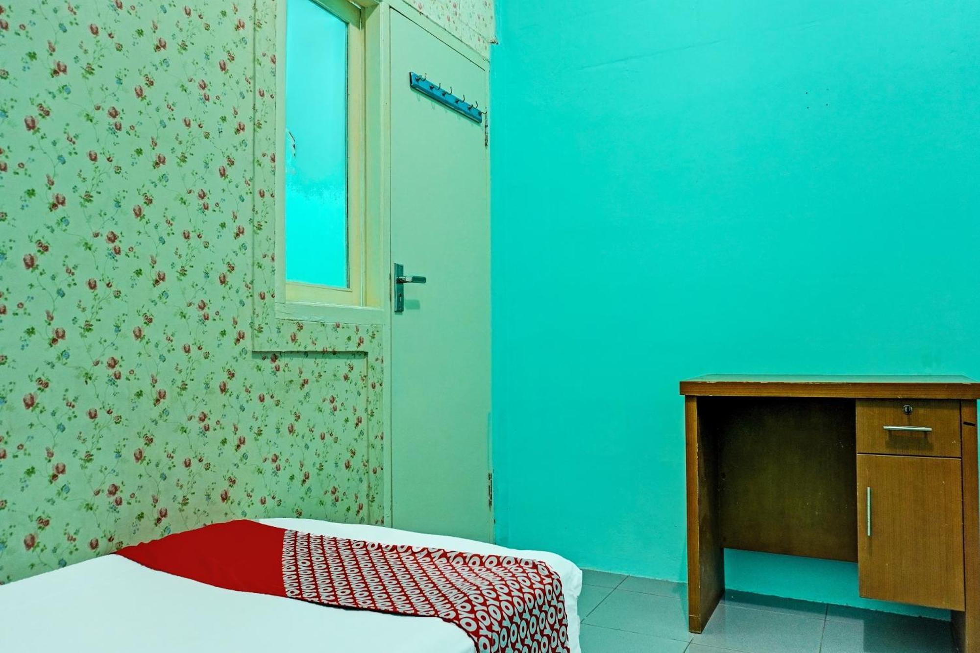 Oyo 91731 Home Stay Elis Cateliya Syariah Karawang Eksteriør billede