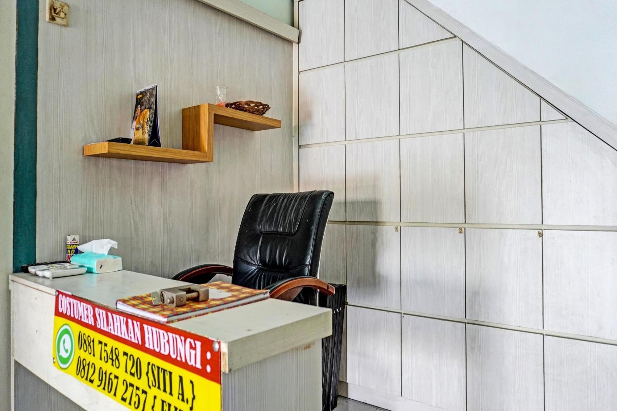 Oyo 91731 Home Stay Elis Cateliya Syariah Karawang Eksteriør billede