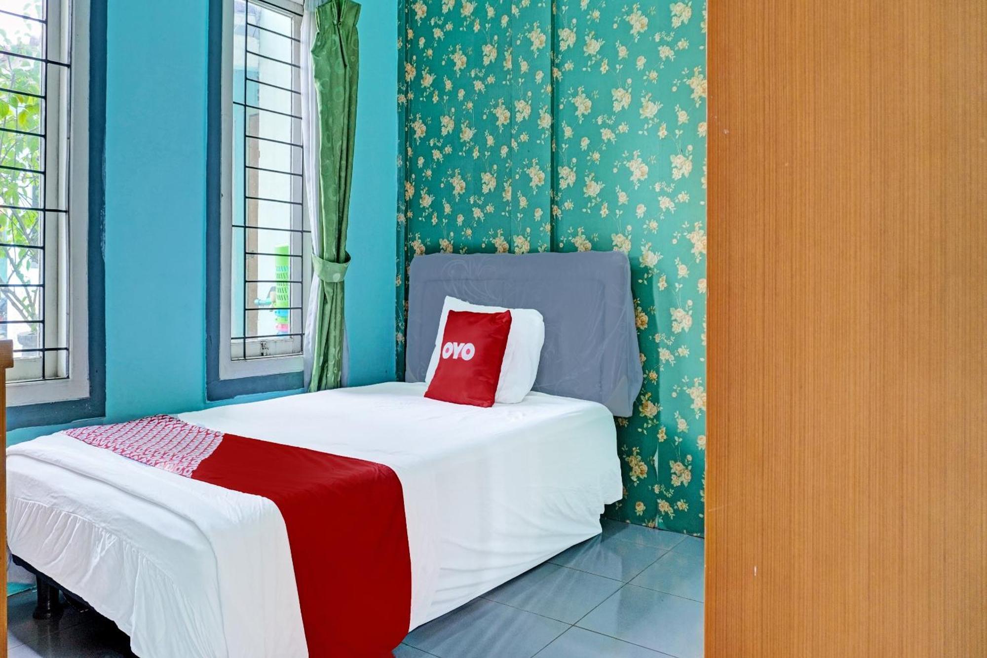 Oyo 91731 Home Stay Elis Cateliya Syariah Karawang Eksteriør billede