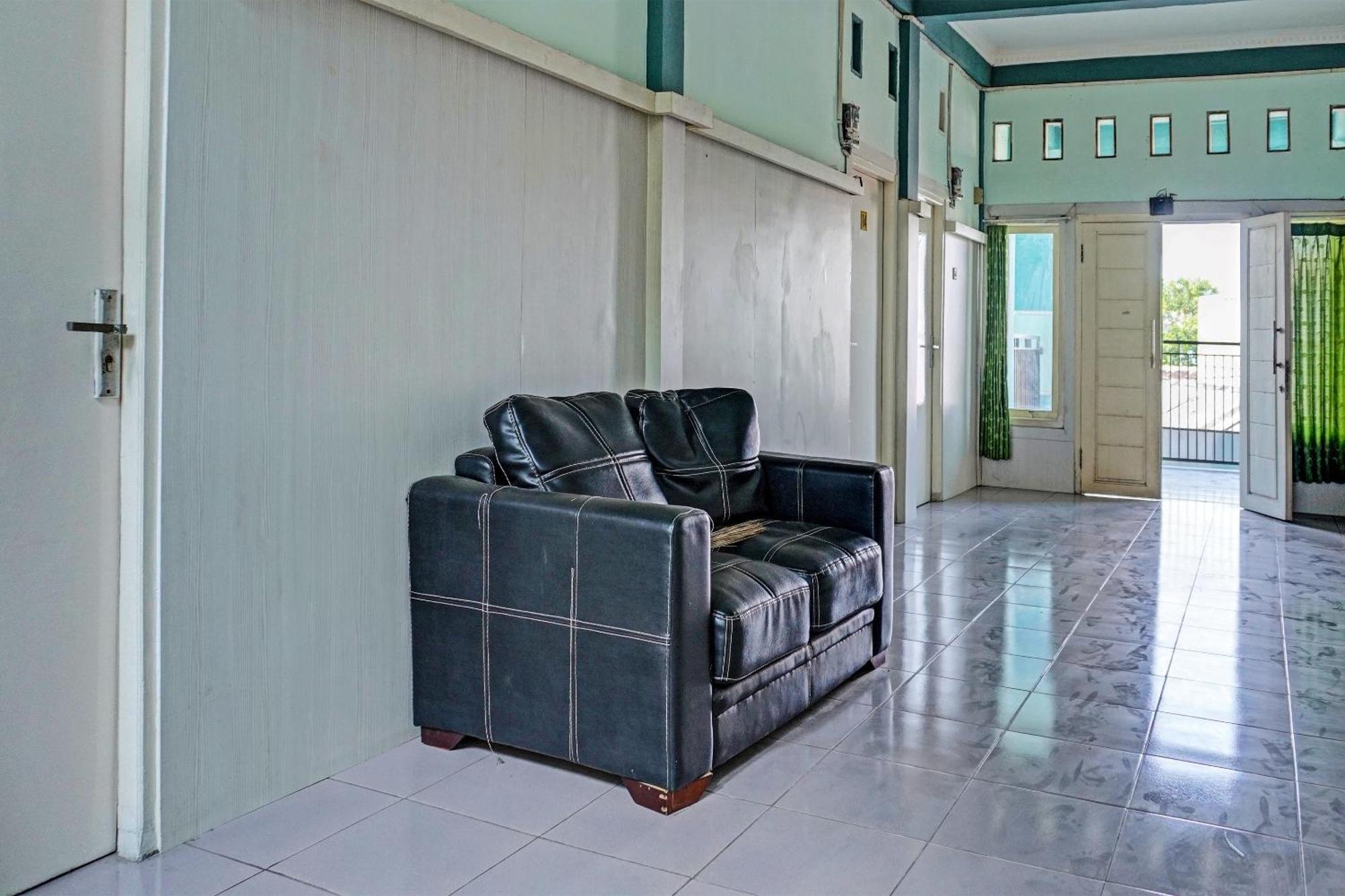 Oyo 91731 Home Stay Elis Cateliya Syariah Karawang Eksteriør billede