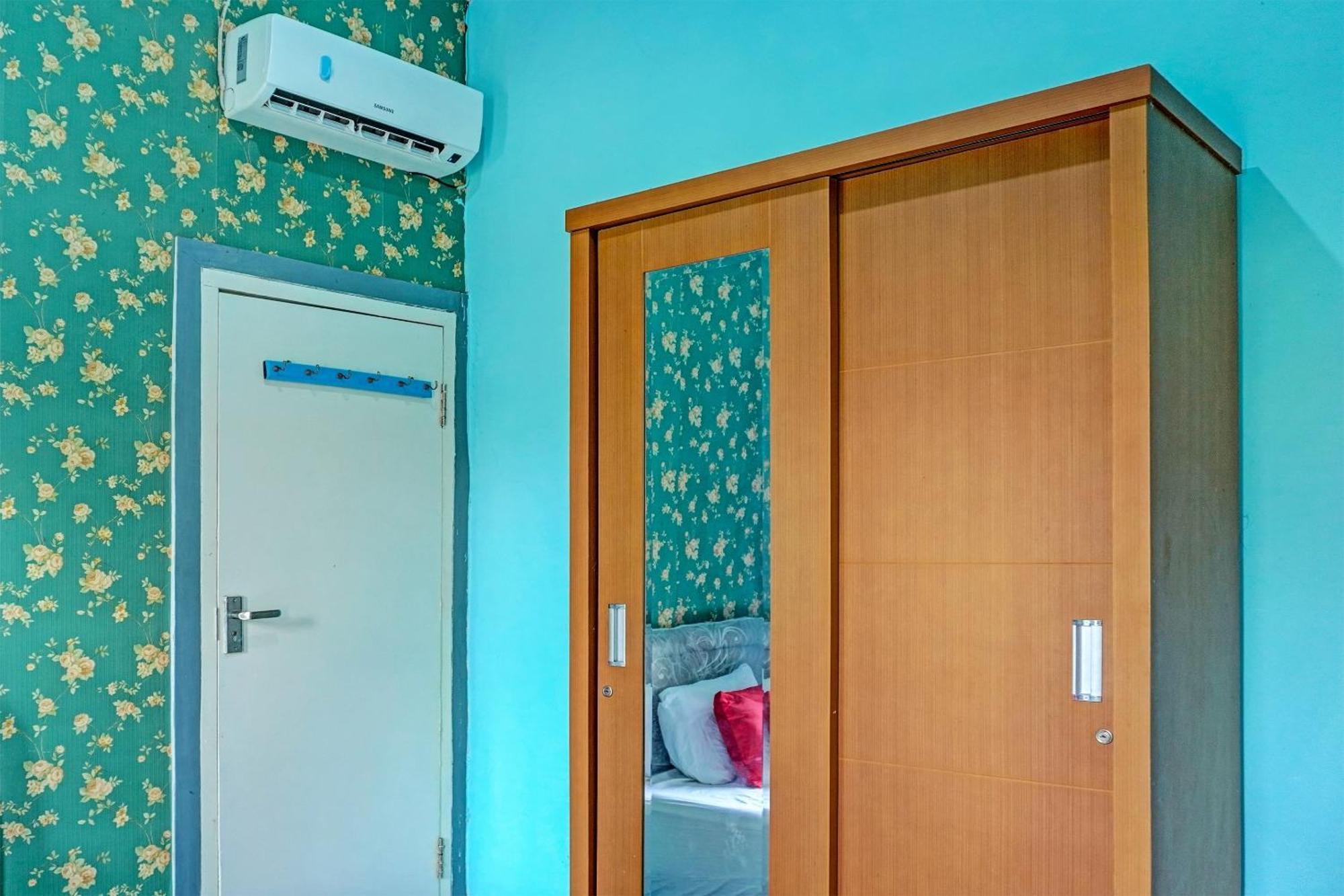 Oyo 91731 Home Stay Elis Cateliya Syariah Karawang Eksteriør billede
