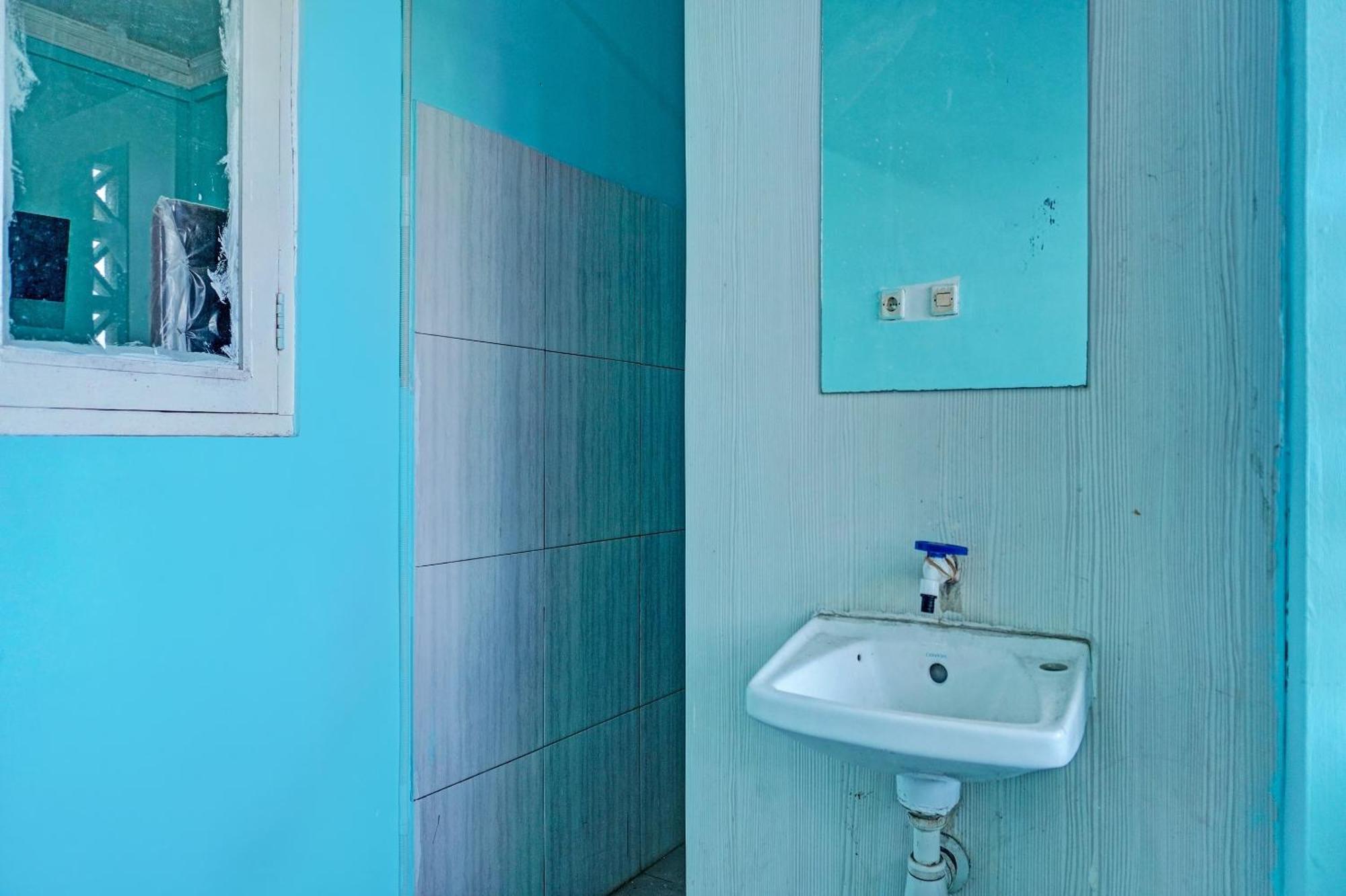 Oyo 91731 Home Stay Elis Cateliya Syariah Karawang Eksteriør billede