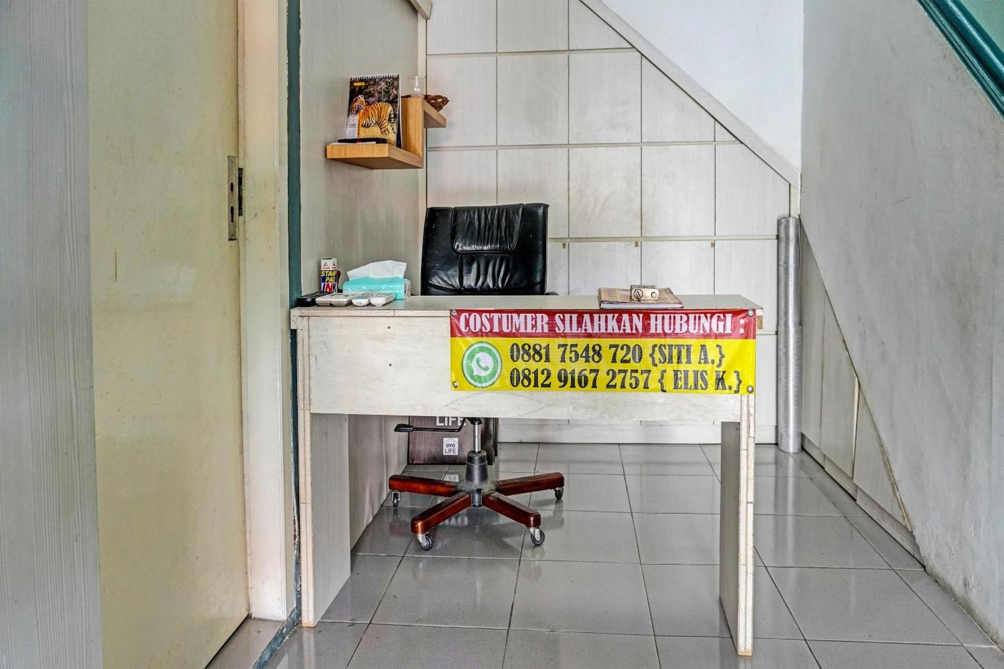 Oyo 91731 Home Stay Elis Cateliya Syariah Karawang Eksteriør billede