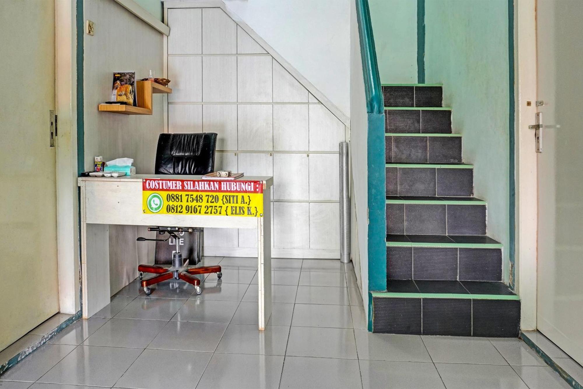 Oyo 91731 Home Stay Elis Cateliya Syariah Karawang Eksteriør billede