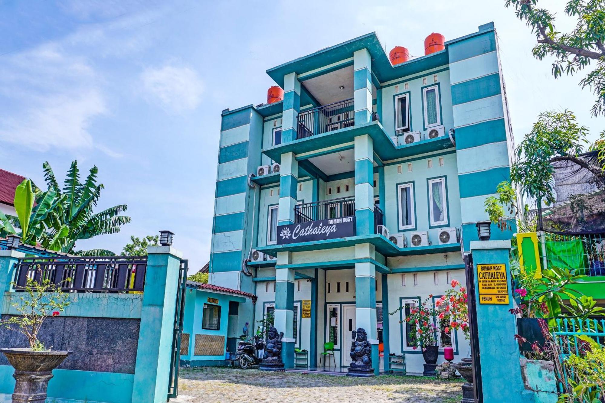 Oyo 91731 Home Stay Elis Cateliya Syariah Karawang Eksteriør billede