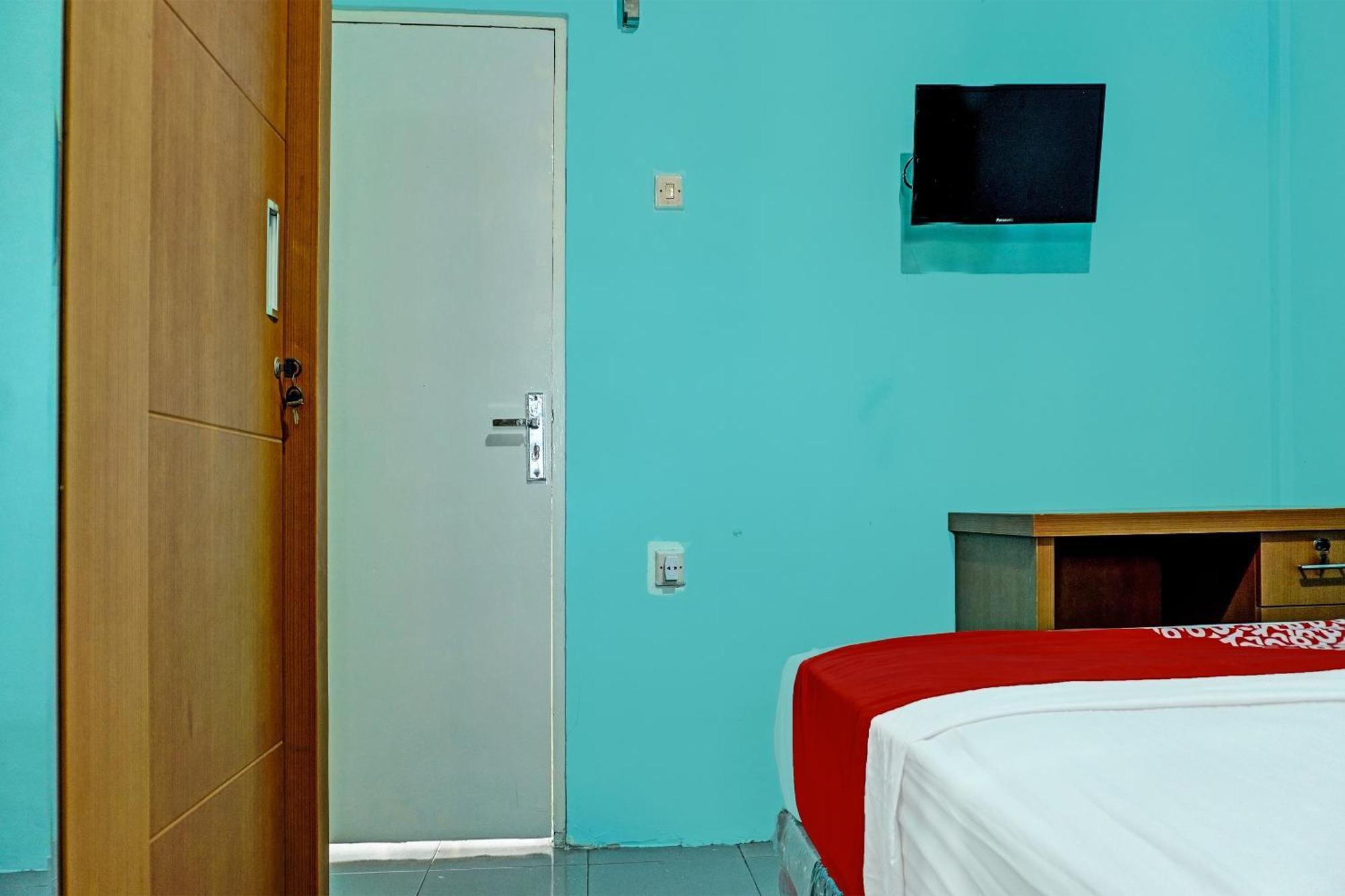 Oyo 91731 Home Stay Elis Cateliya Syariah Karawang Eksteriør billede