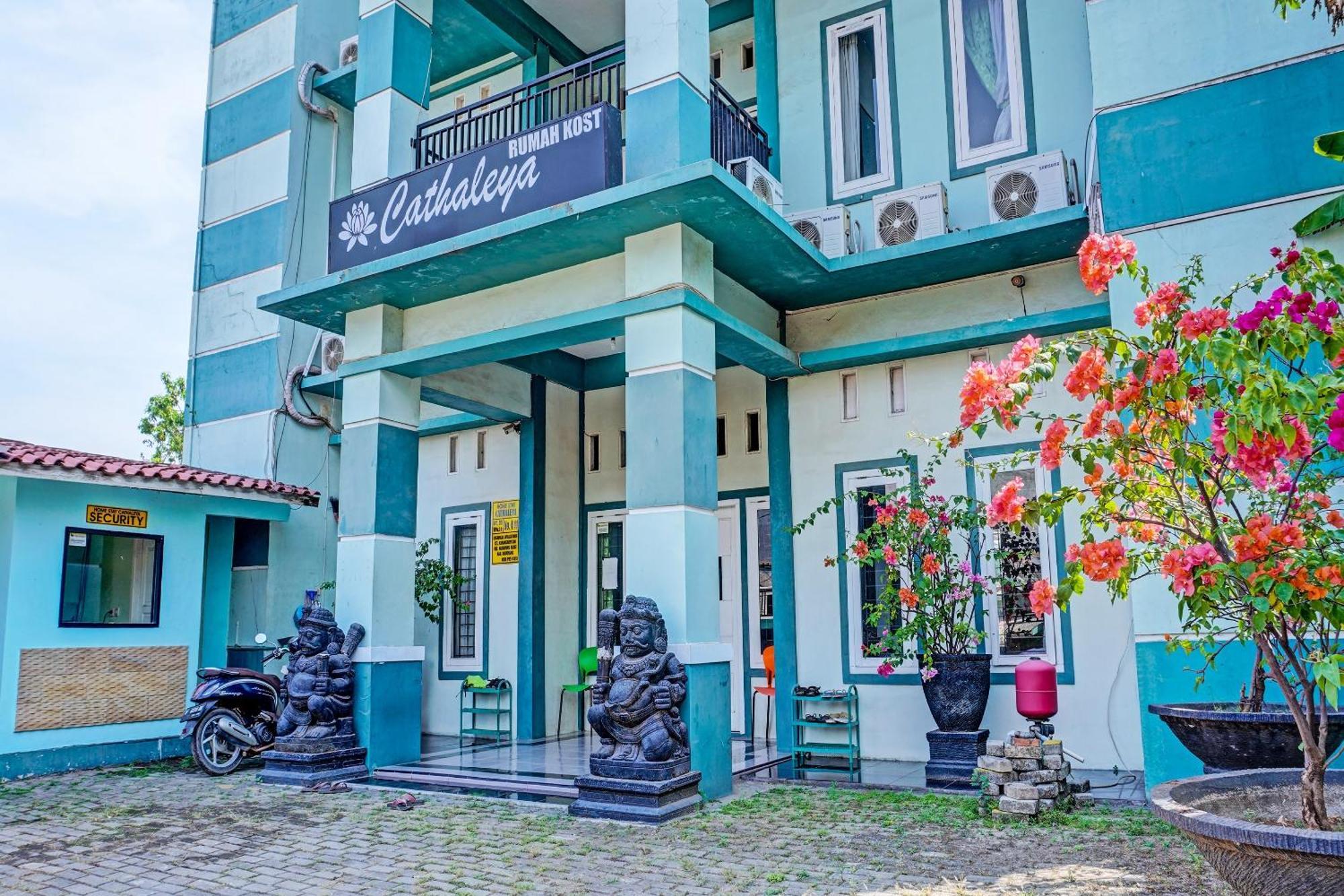 Oyo 91731 Home Stay Elis Cateliya Syariah Karawang Eksteriør billede