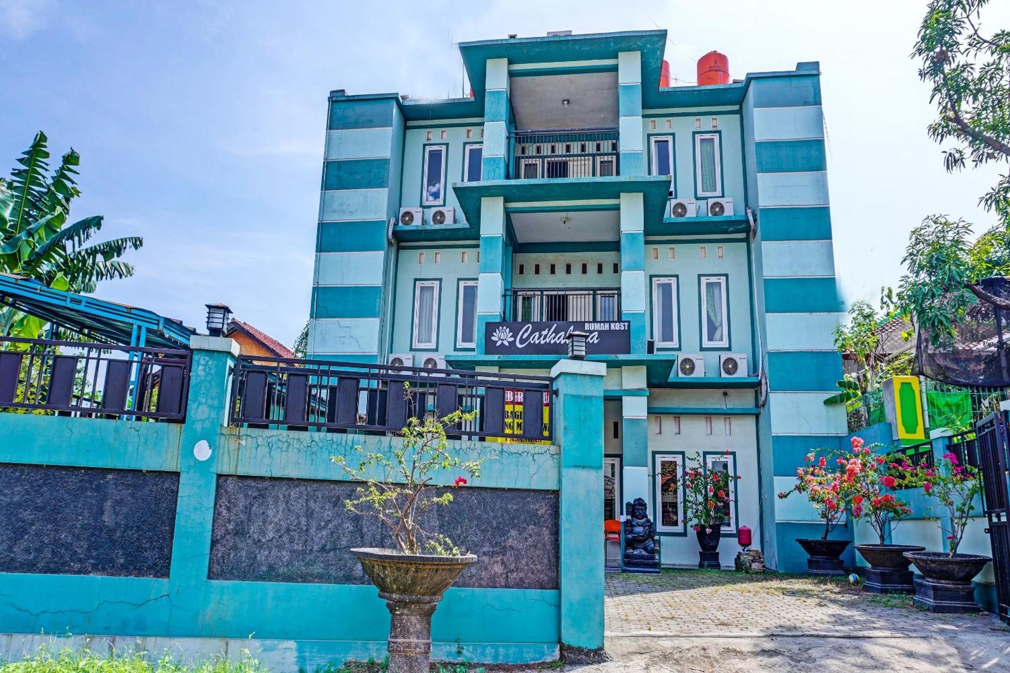Oyo 91731 Home Stay Elis Cateliya Syariah Karawang Eksteriør billede